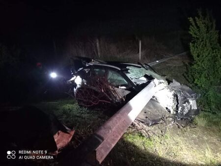 Брутална катастрофа край Карнобат, шофьор се вряза в мантинелата, загина на място
