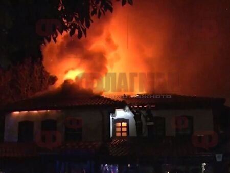 Голям пожар в Казанлък, изгоря хотелски комплекс до Тракийската гробница