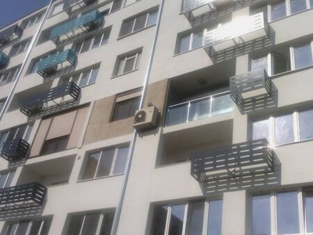 Мъж се барикадира в дома си в София, хвърля предмети от прозореца