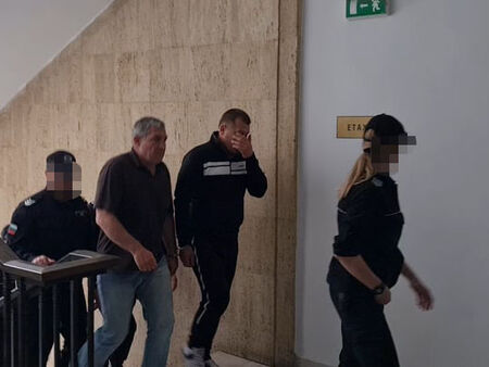 Наглите молдовци Владимир и Витали, ограбили украинско семейство в Св. Влас, ще чакат присъда в ареста