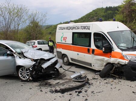Линейка и кола се удариха на пътя за Банско, двама пострадаха