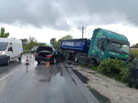 Камион на голяма транспортна фирма от Пловдив се е блъснал в кортежа на президента