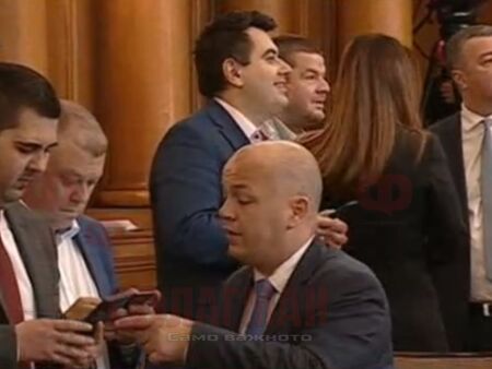 Депутатите решават да въоръжаваме ли Украйна, посрещат ги с протест