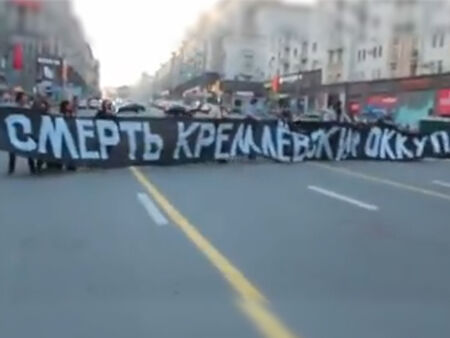 „Русия без Путин“: Спонтанна демонстрация блокира улицата, по която на 9 май до Червения площад стига армията