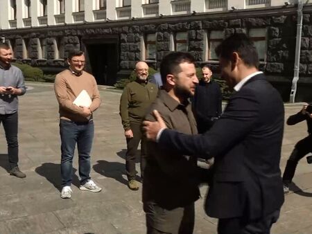 Зеленски спаси Кирил Петков, но безплатен обяд в политиката няма
