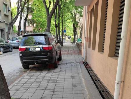 Сигнал до Флагман.бг: Бургаски джип съсипа нов тротоар на ул. „Шейново“, живущи в района искат колчета
