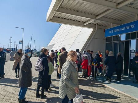 Държавата ще плаща здравните осигуровки на бежанците от Украйна