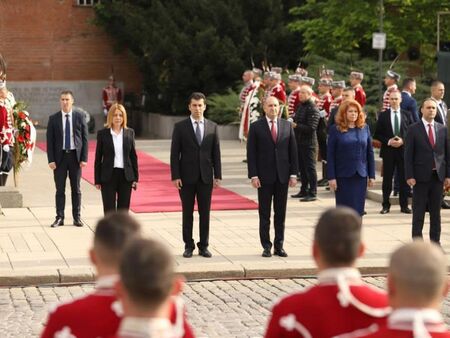 НА ЖИВО: Президент и премиер заедно на тържествения водосвет на бойните знамена