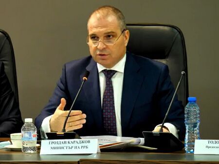 Министър на Слави искал да емигрира в Италия