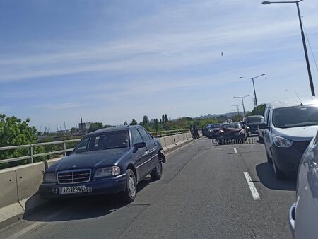 Извънредно: Две коли се нанизаха на надлез „Владимир Павлов“ в Бургас