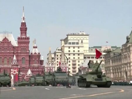 Москва демонстрира военна мощ на Червения площад