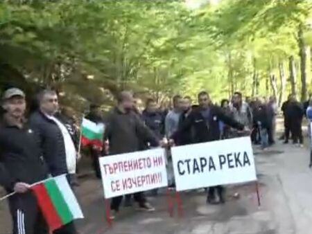 Протест край Сливен заради разбит път