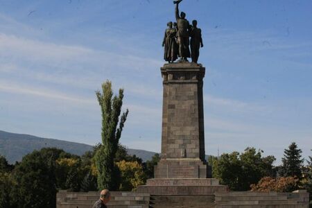 Навръх 9 май: Дрон изля боя върху Паметника на съветската армия, сблъсъци и напрежение