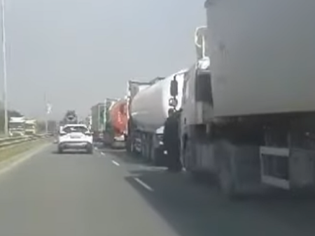 Кошмарът в Бургас започва: Колони от камиони се извиват по ул. „Крайезерна“