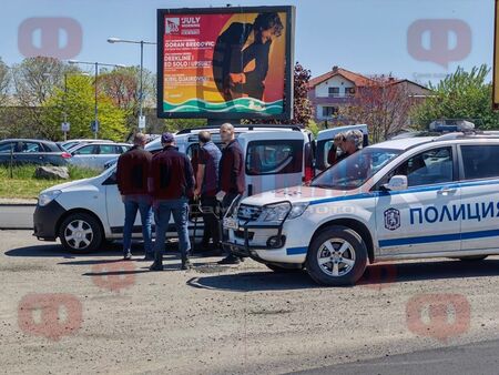 Извънредно! 30 минути претърсват служебната Дачия на Иван Вълков от ГЕРБ