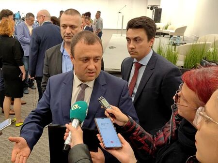 Земеделският министър в Бургаско: Имаме зърно, резкият скок на цените на хляба е спекула!
