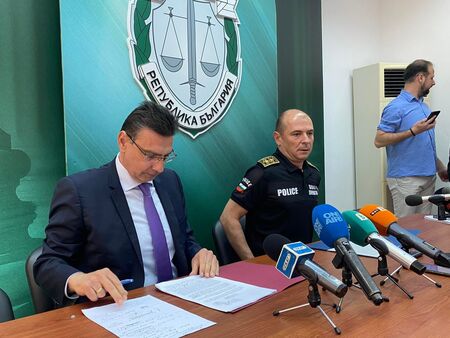 Бандата за изнудване търсила сред учениците лимонки за разпространение на дрога в Бургас