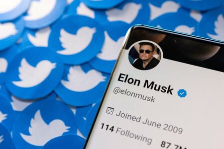Илон Мъск временно спира сделката за Туитър