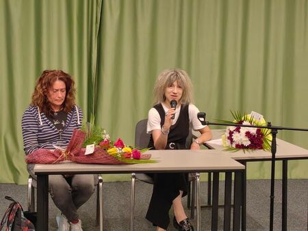 Проф. Амелия Личева представи в Бургас поетичната си книга "Потребност от рециклиране"