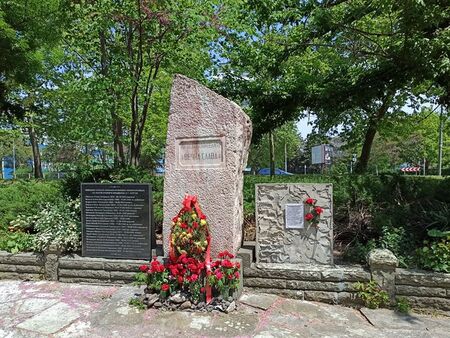 Поруганият паметник в Бургас на съветски освободители ли е или на окупатори?