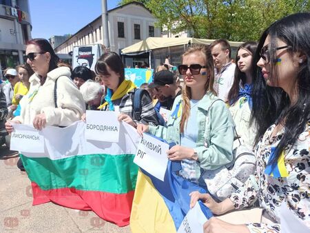 Дойдоха 2426 украинци, заминаха си 2715