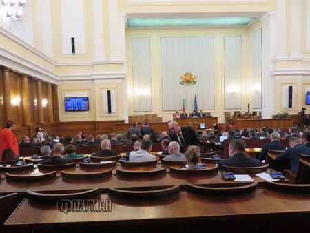 Трудно начало на парламентарния ден – опозицията помогна за кворума (ВИДЕО)