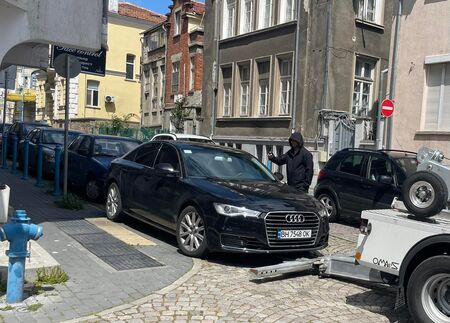 Хубавият бежански автомобил е паркиран на кръстовище върху жълтата маркировка за слепи хора, създавайки реална опасност за ПТП