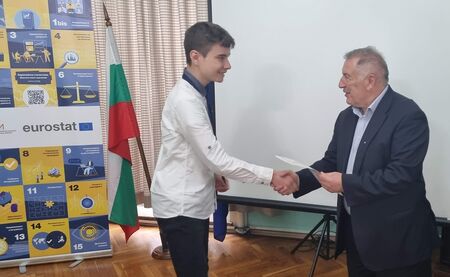 Областният управител на Бургас Стойко Танков връчи грамоти на талантливи ученици