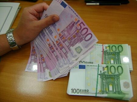 Митничари откриха недекларирани 41 000 евро в дамска чанта на ГКПП Малко Търново