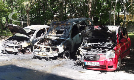 Запалиха украински автомобил във Варна, изгоряха още 2 коли (ВИДЕО)