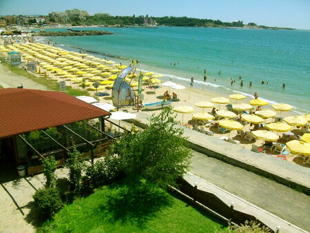 Семеен хотел „Аура“ в Равда очарова и приканва към слънчева почивка на брега на морето