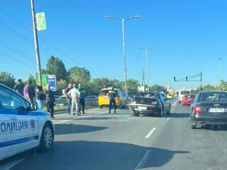 Инцидентът е станал около 18 ч. на метри преди светофара между бул. „Тодор Александров“ и ул. „Спортна“