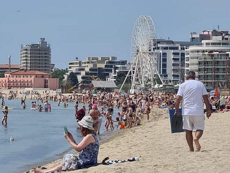 Слънчев бряг не помни подобно чудо, плажът е пълен, а сме още 21 май