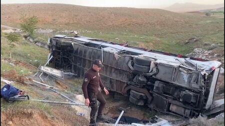 Тежка катастрофа със загинали в Турция: Автобус със студенти излетя от пътя (ВИДЕО)