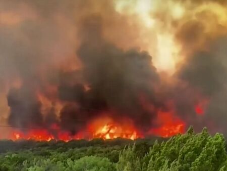 Голям горски пожар в Тексас, изпепелени са над 50 къщи