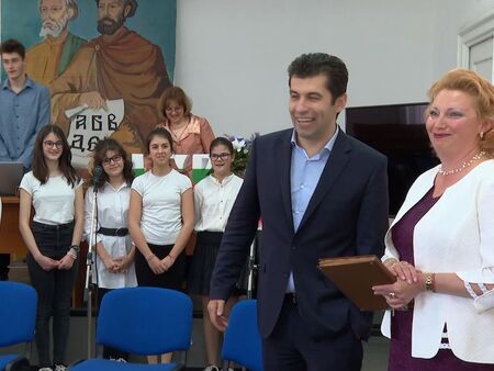 Кирил Петков към децата от училището, което е завършил: Бъдете горди и се борете за мечтите си!