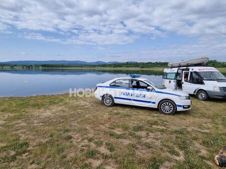 Кола падна в язовир „Копринка”, вътре има тяло на мъж