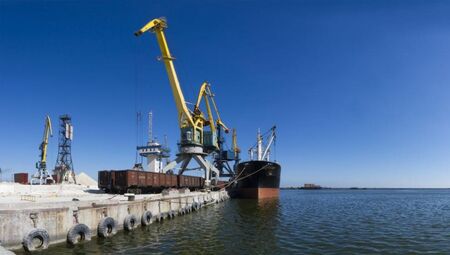 Москва: Пристанището в Мариупол е разчистено от мини и започна работа