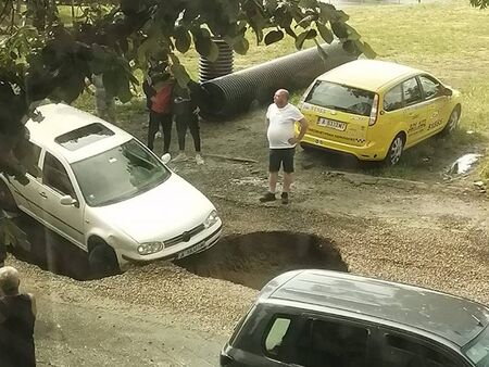 Ужас в ж.к.“Меден рудник“: Кола пропадна в трап на ремонтиращ се път