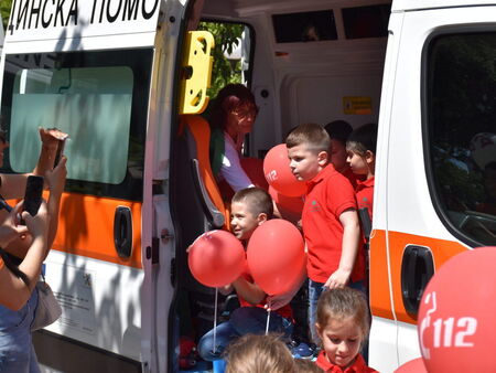 Децата от градините в община Поморие показаха уважение към медиците от Спешна помощ