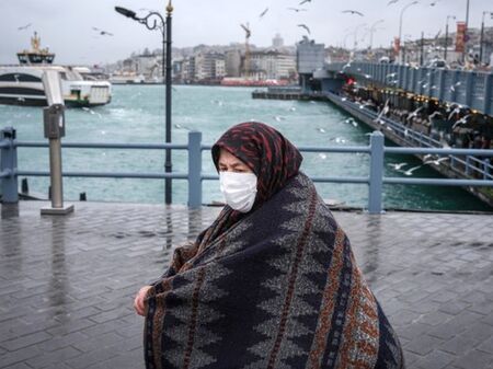 Турция отменя носенето на маски в транспорта