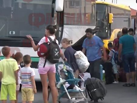 500 бежанци нощуваха във фургоните в Елхово, оставили децата им без храна?