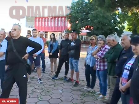 Земеделци на протест, искат помощ заради градушката в Садово и забраната за изстрелване на ракети