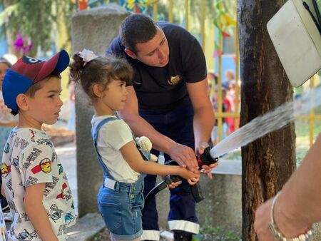 В ДГ "Вълшебство" растат бъдещите пожарникари на Бургас, ето какво научиха децата от огнеборците