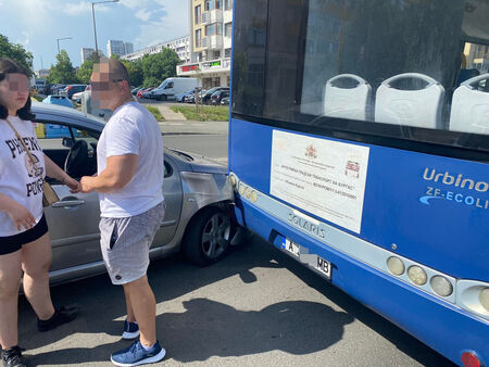 Бургаско Пежо се заби в автобус на градския транспорт в жк „Славейков“