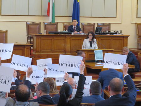 Депутати с пърформанс в НС срещу Калина Константинова заради украинските бежанци
