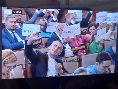 Ицо Хазарта си прави селфи със среден пръст в парламента, докато ГЕРБ искат оставка