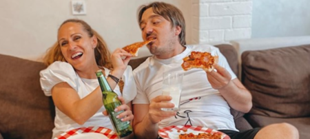 Победители от "Един за друг" празнуват годишнина в леглото с бира и пица