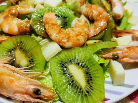 Рецепта за свежа салата с киви и скариди