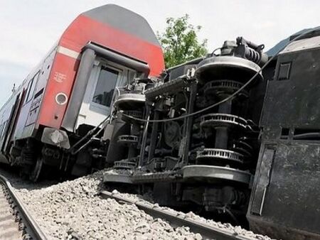 35 ранени при влакова катастрофа в Словакия